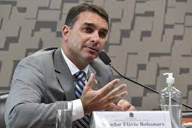 Flávio Bolsonaro disse que 'ninguém está feliz' com tarifaço de Trump