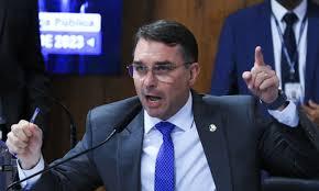 Flávio Bolsonaro protocola pedido de impeachment de Moraes no Senado