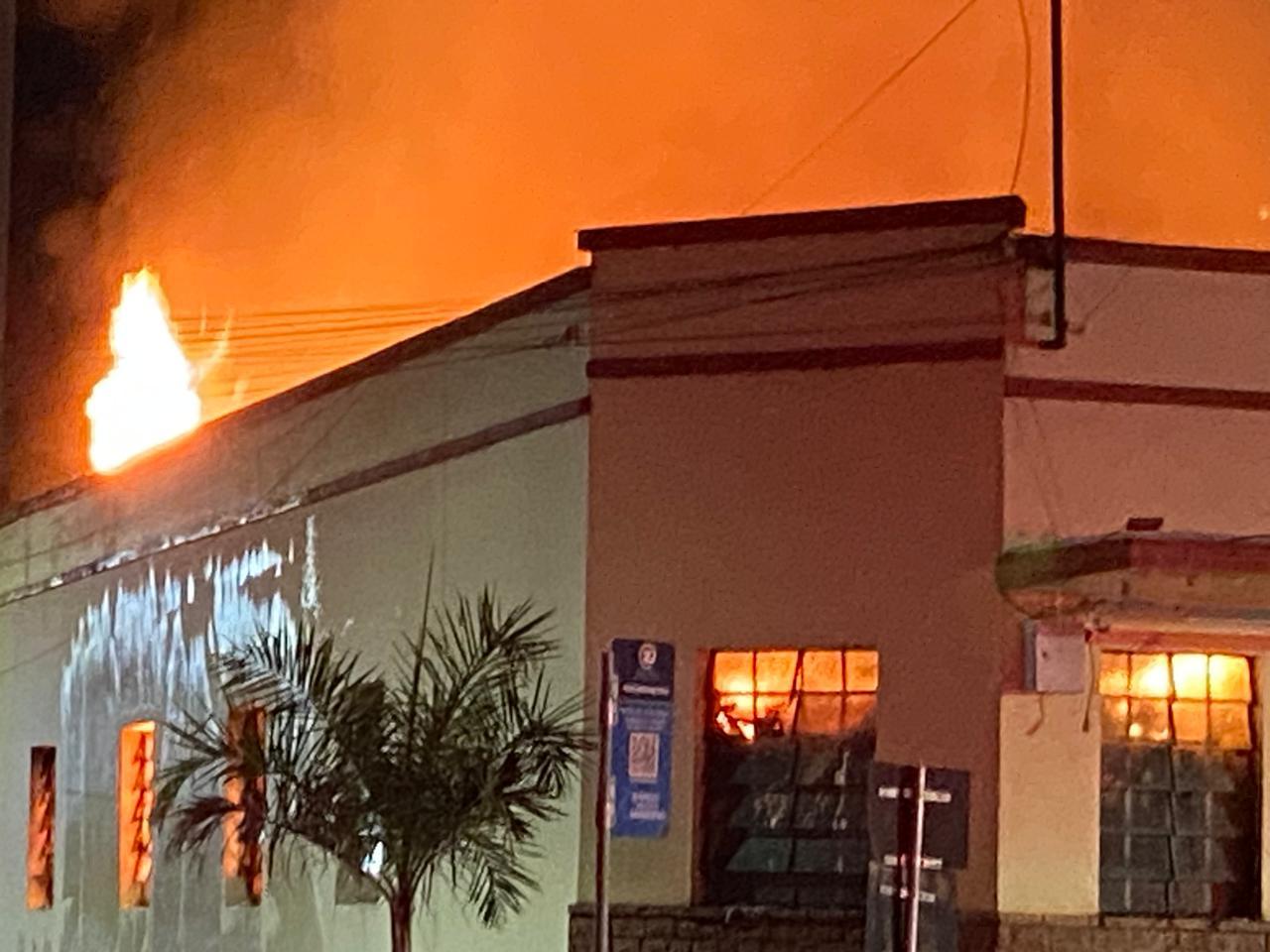 Incêndio atinge Mercadão de Piracicaba nesta madrugada; Bombeiros ainda no local