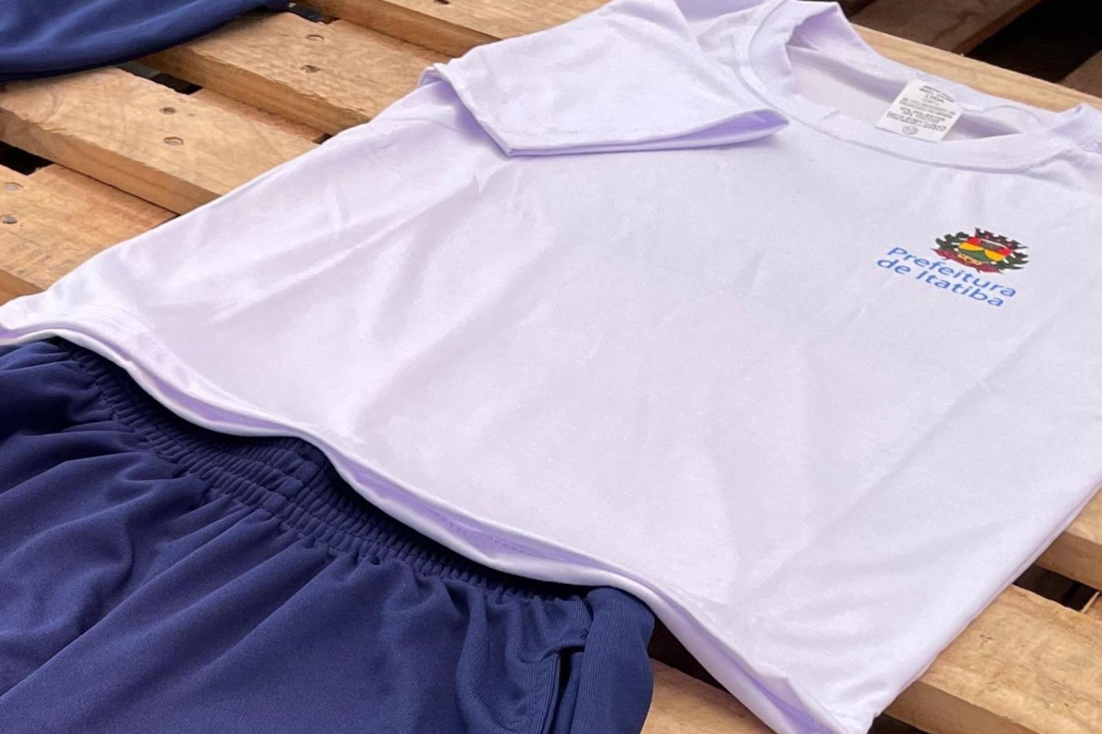Kits de uniforme escolar começam a ser entregues a alunos da Rede Municipal