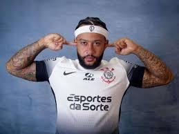 Memphis Depay reaparece, tem reunião com diretoria e se manifesta sobre futuro no Corinthians