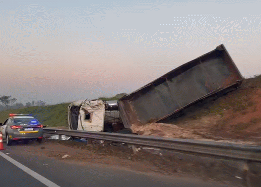 Motorista de caminhão morre após acidente no Anel Viário Magalhães Teixeira