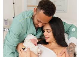 Neymar compartilha primeiras fotos de sua nova filha na maternidade; Mel já recebe visitas