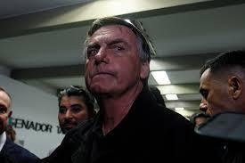 PF cumpre mandados na casa de Jair Bolsonaro, que usará tornozeleira