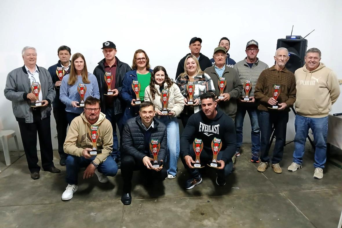 Prefeitura realiza encontro com agricultores para celebrar data com subvenção e entrega de prêmio