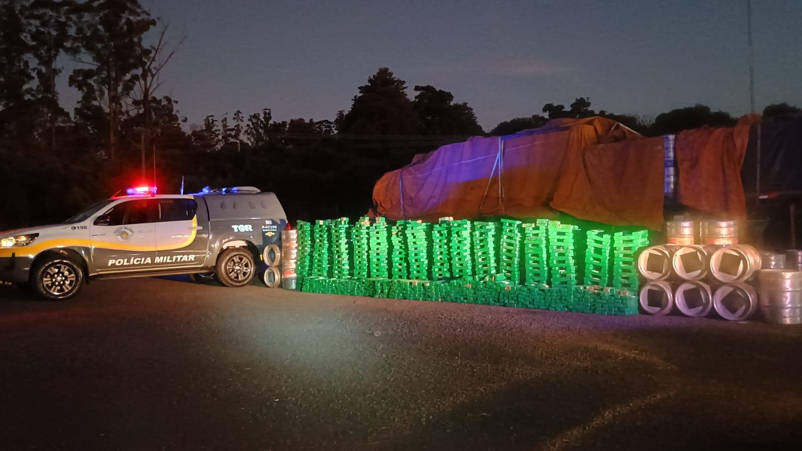 Quase 1 tonelada de maconha é apreendida em caminhão carregado com barris de chopp
