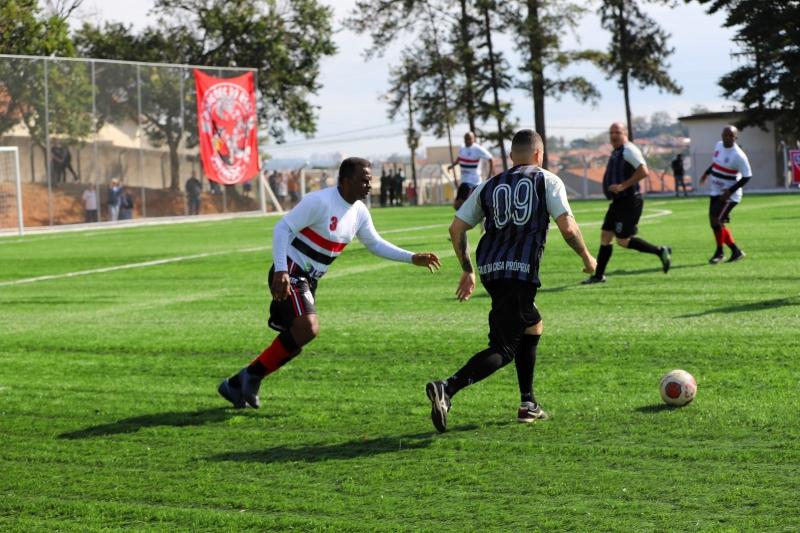 Vinhedo reinaugura campo de futebol com craques do passado