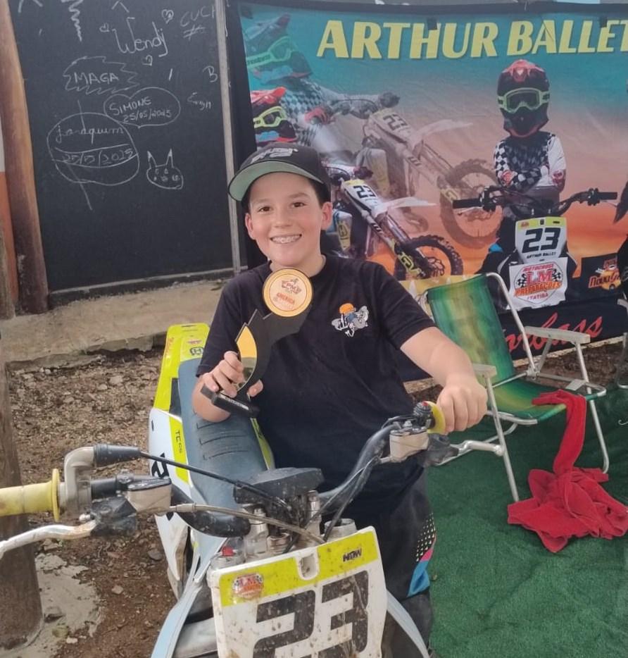 Arthur Ballet, piloto itatibense, disputa quatro competições simultâneas no Motocross