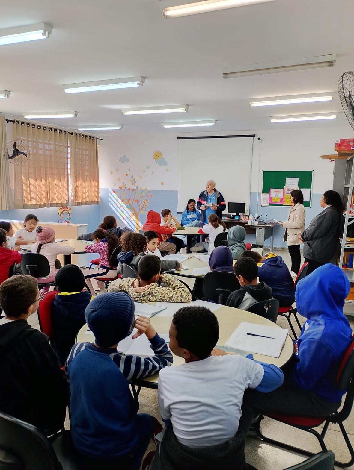 Alunos do “Maria Teresa” participam de “Roda de Conversa” com jornalista do JI