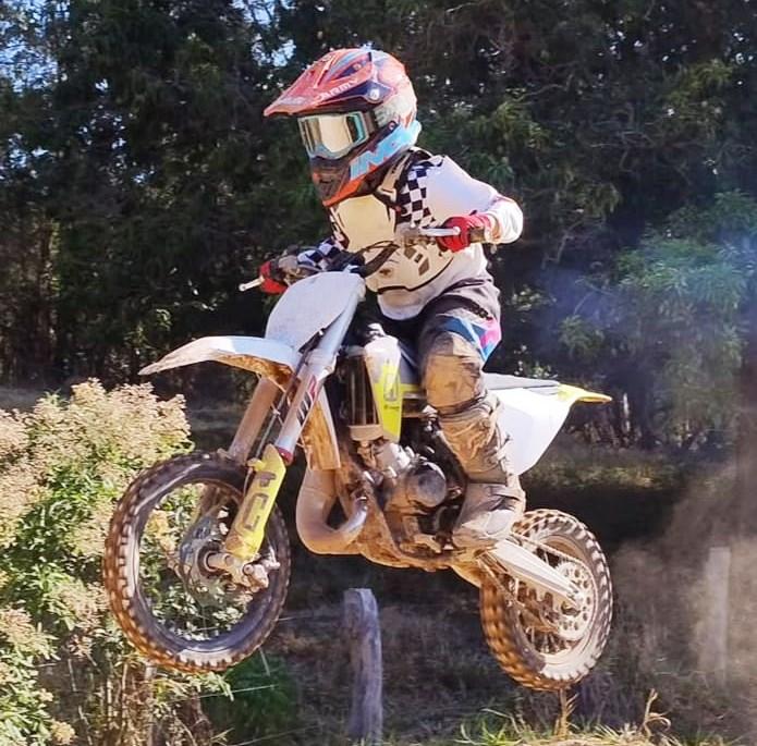 Arthur Ballet, piloto itatibense, disputa quatro competições simultâneas no Motocross