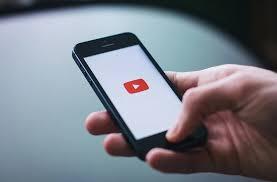 Austrália proíbe contas no YouTube para menores de 16 anos: será que vai funcionar?