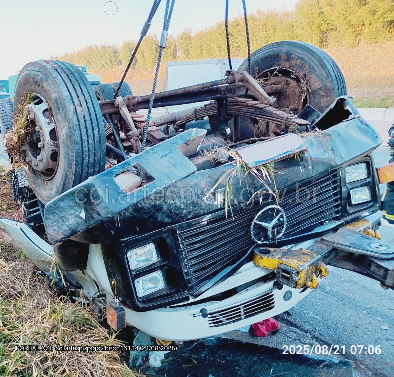Acidente com caminhão causa lentidão na D. Pedro I em Atibaia