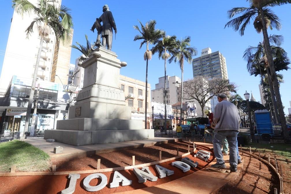 Carlos Gomes: nomes das óperas são instalados no monumento do compositor em Campinas