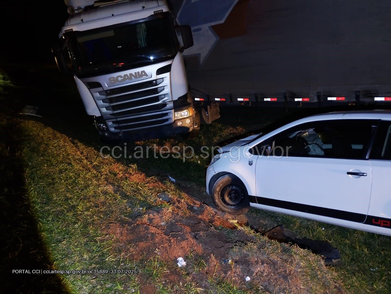 Carreta bate em carro e vira em “L” na Dom Pedro, em Itatiba