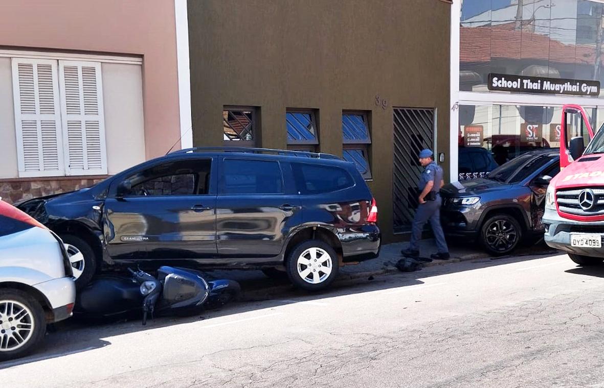 Carro desgovernado atinge três veículos e uma moto na Rua Soares Muniz