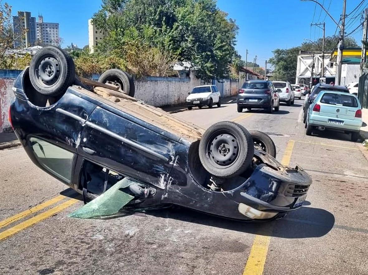 Carros capotam na área central e na Av. Nossa Senhora das Graças