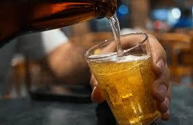 Cerveja cresce em ocasiões fora de casa, mas perde 1,1 milhão de consumidores