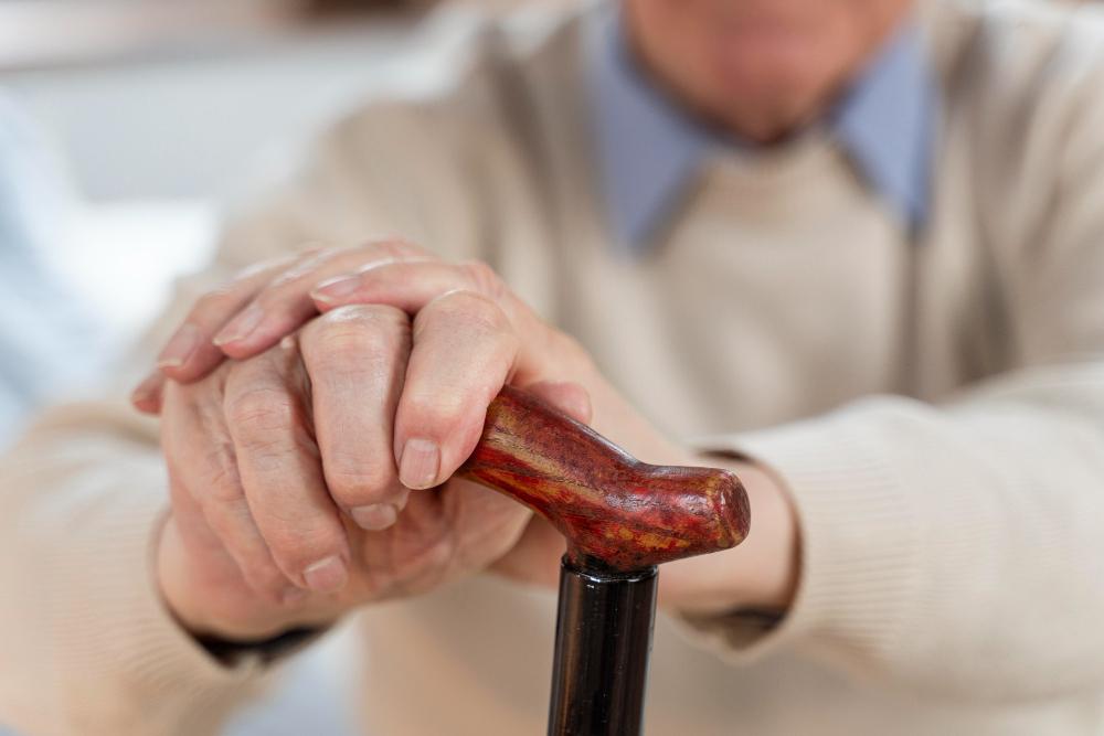 Deficiência de vitamina D aumenta em mais de 20% risco para lentidão da caminhada na velhice