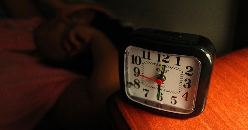 Dormir só à noite ou tirar cochilos ao longo do dia, o que é melhor para a saúde? USP responde