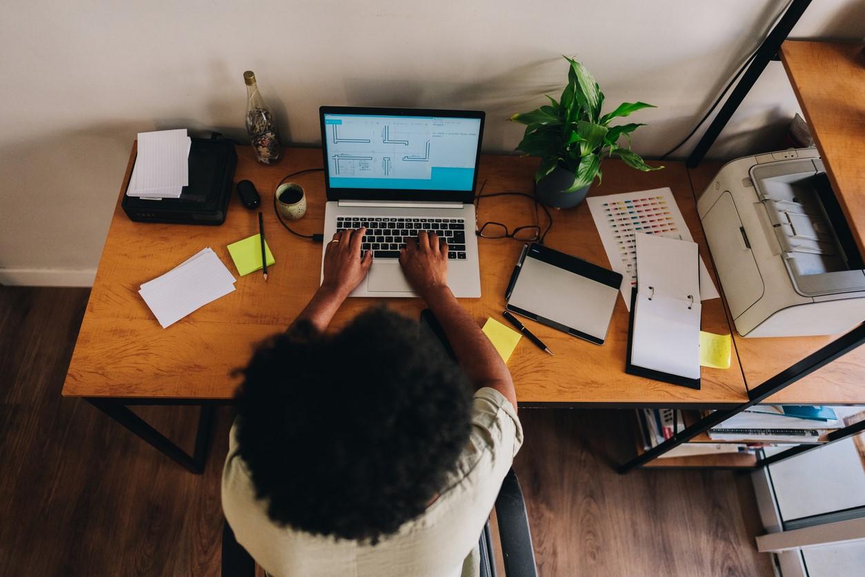 Fim do home office? Movimento de volta ao presencial tem crescido no mundo corporativo