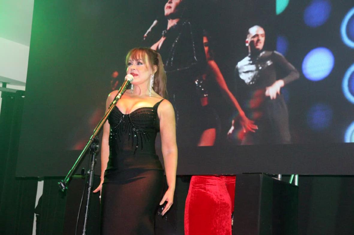 Gabriela Spanic emociona público em Itatiba com turnê internacional