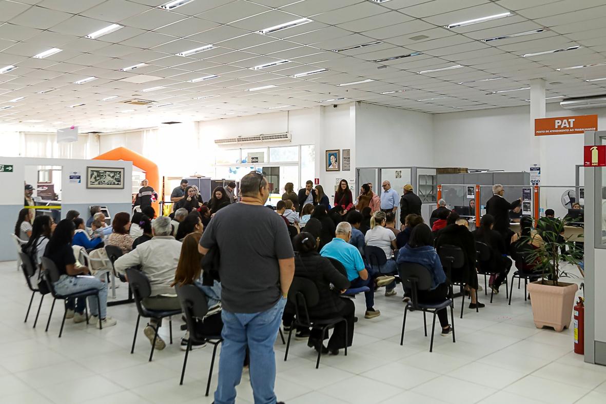 Mais de 500 candidatos aproveitam Feira de Empregos do PAT