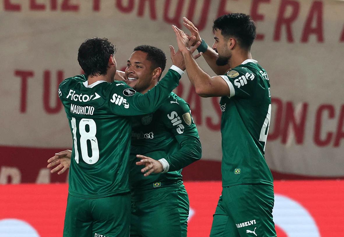  Palmeiras goleia Universitario-PER e encaminha vaga nas quartas