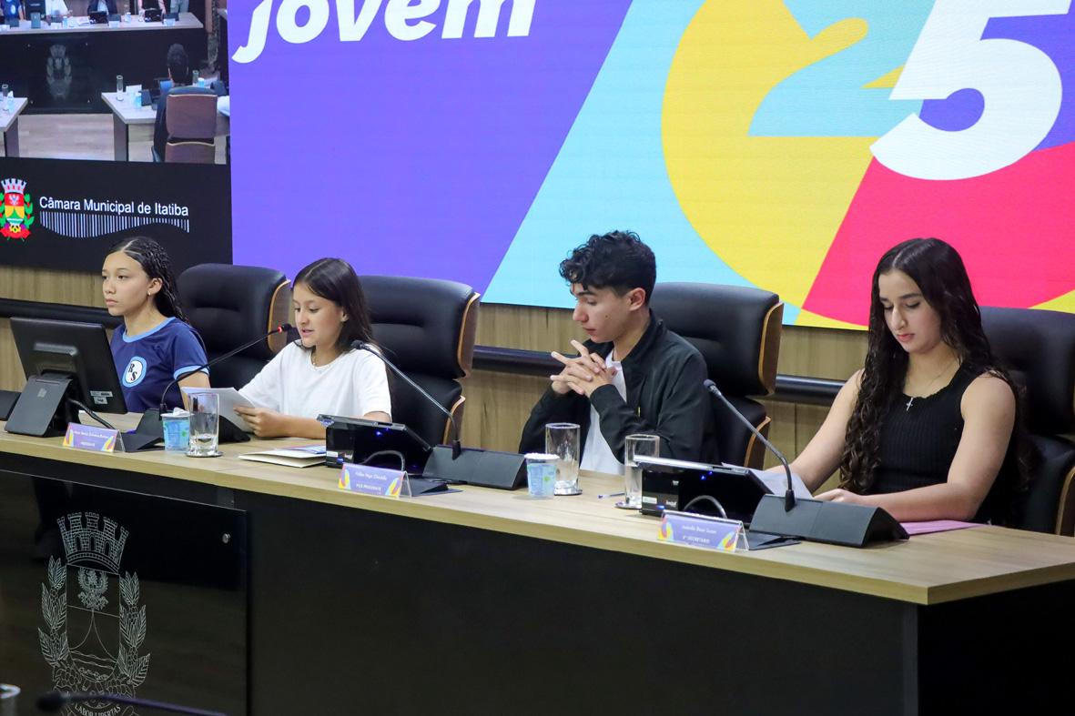 Parlamentares Jovens realizam primeira Sessão Ordinária na Câmara de Itatiba