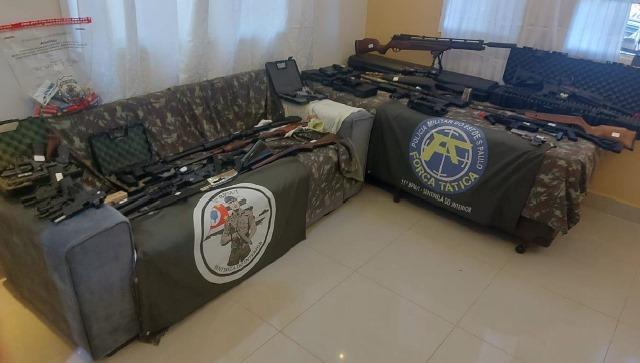 PM encontra arsenal com homem identificado como ‘armeiro’ de facção criminosa