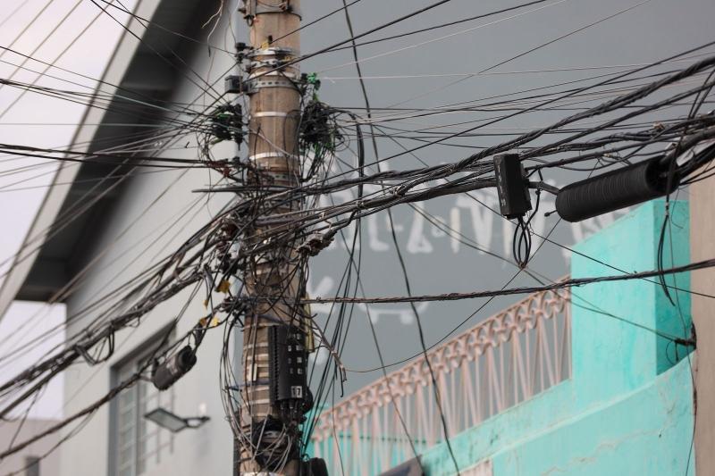Reunião discute regularização de fios de telefonia em Vinhedo