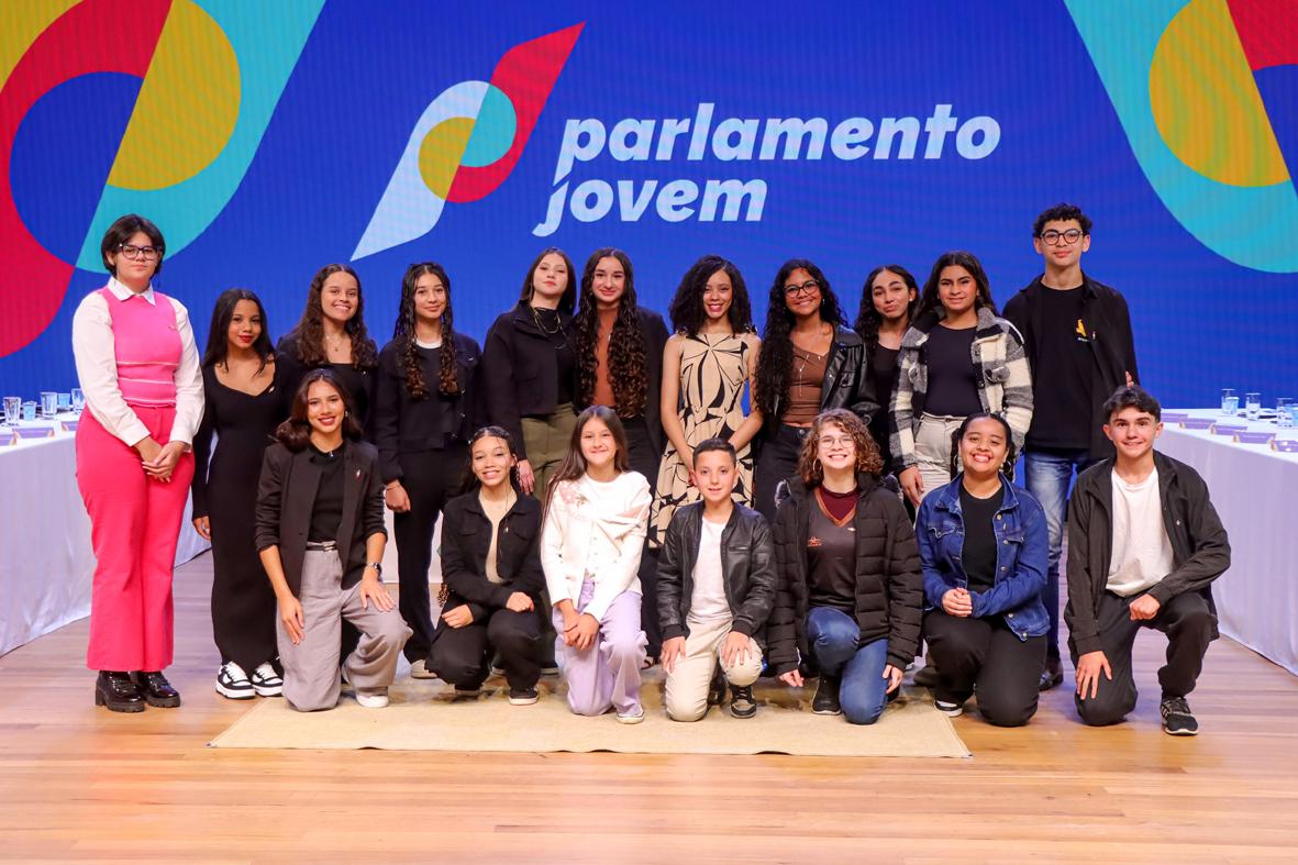 Sessão Solene do Parlamento Jovem diploma estudantes e elege Mesa Diretora