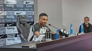 Vitinho é apresentado no Corinthians e pede tempo para estrear: 'Estou há dois meses sem jogar'