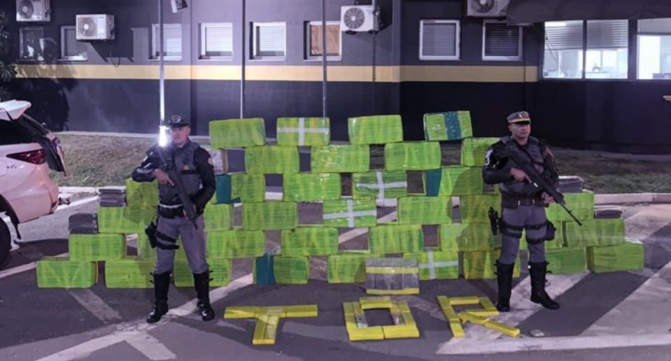 Adolescente é apreendido com mais de 1 tonelada de maconha em caminhonete furtada