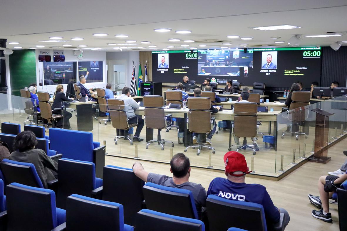 Câmara aprova em primeiro turno projeto sobre defesa dos direitos LGBTQIA+