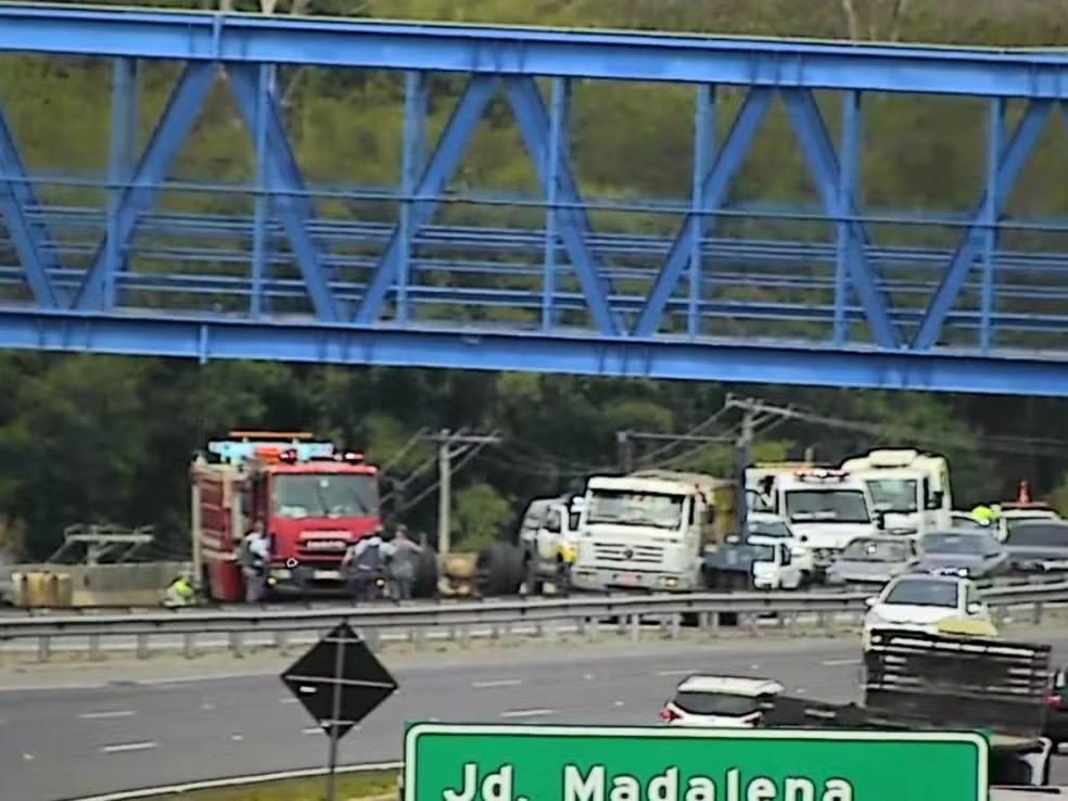 Caminhão dos Bombeiros quebra e trava trecho da D.Pedro I, em Campinas