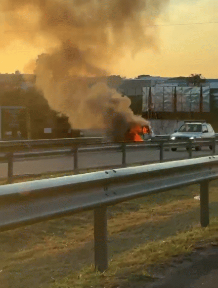 Ciclista morre após ser atropelado por carro na SP-101; veículo pegou fogo