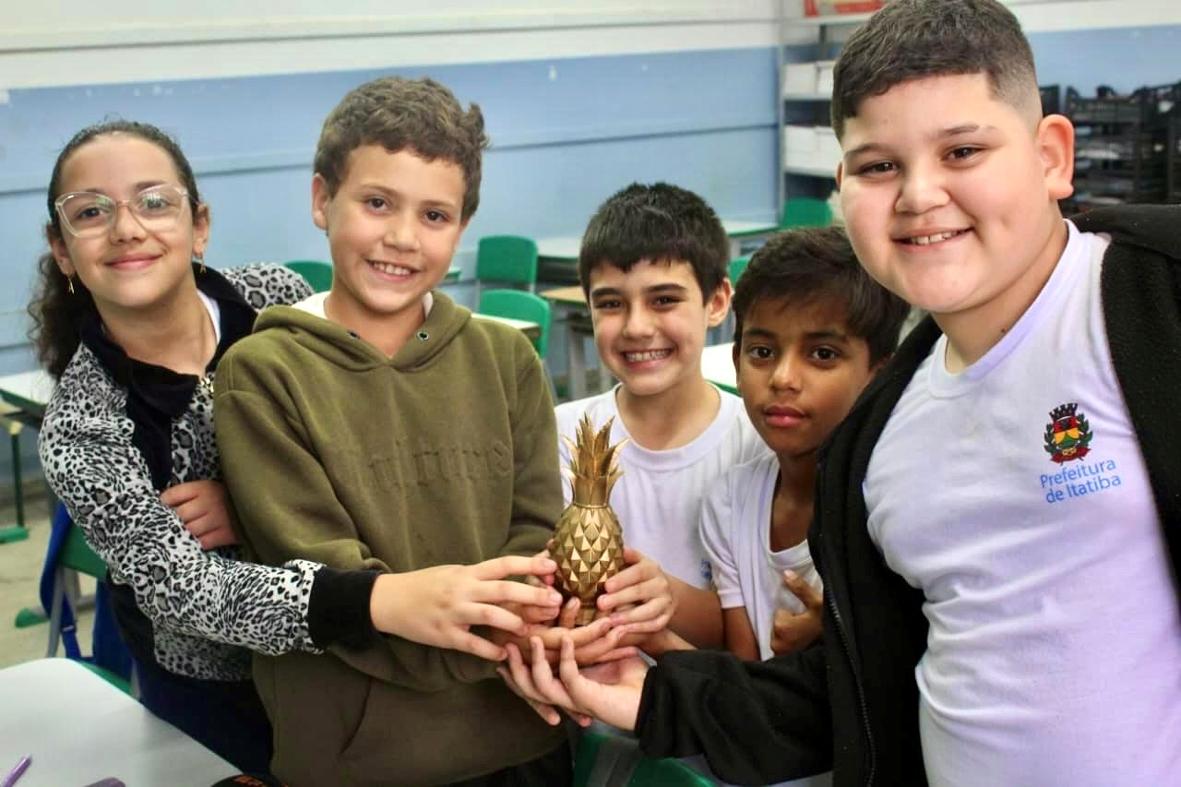 EMEB Rosa Belgini conquista troféu nacional no Festival “Abacaxi de Ouro 2025”