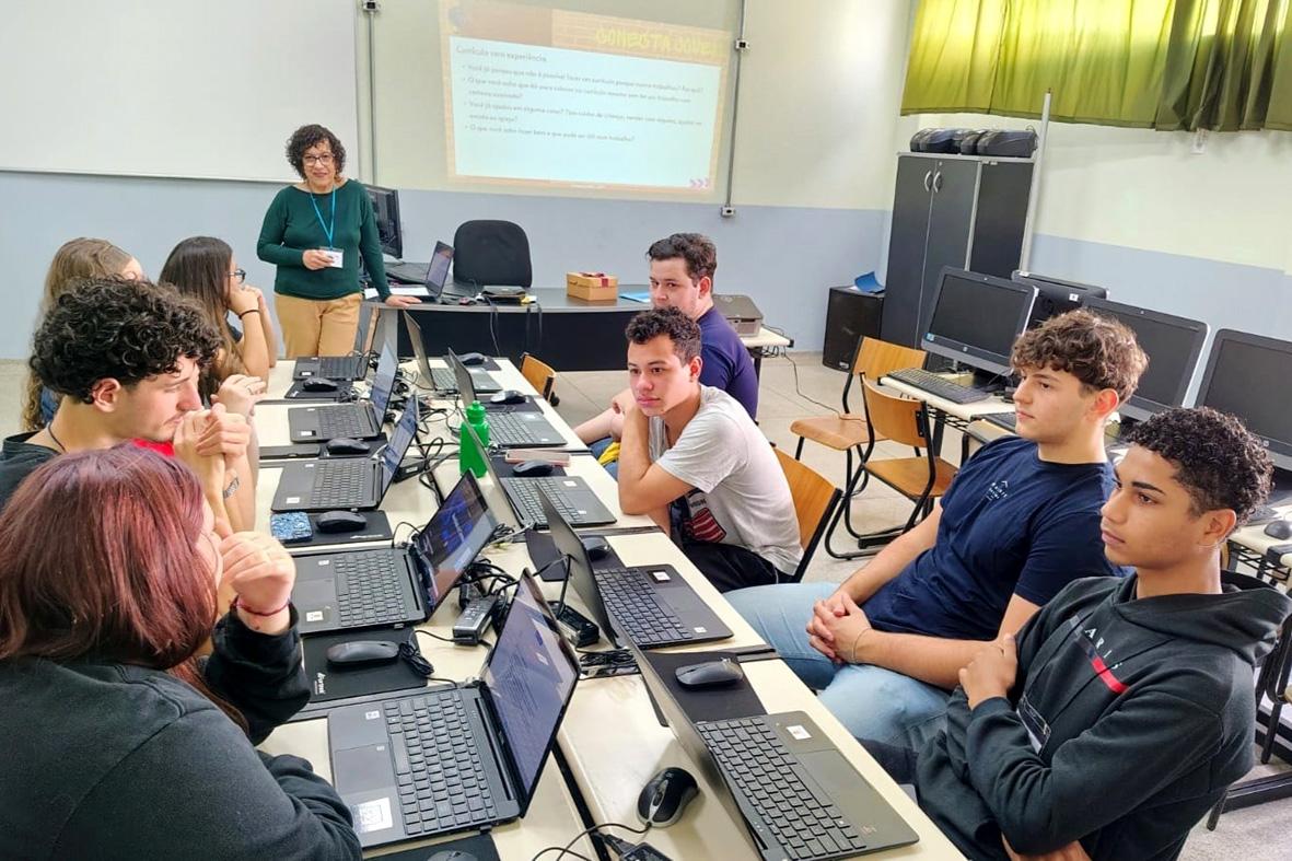Fundo Social oferece orientação personalizada para criar currículo