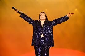 Jessie J faz discurso emocionante sobre tratamento de câncer durante show no The Town