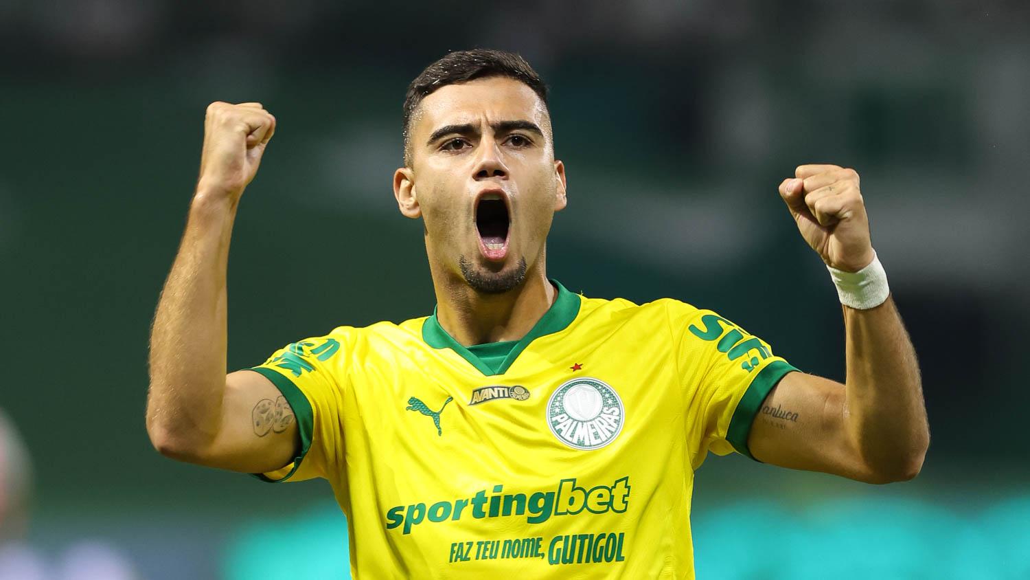 Palmeiras goleia o Fortaleza e segue na cola do Flamengo