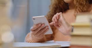 Pesquisa mostra avanço em salas de aula com proibição de celulares