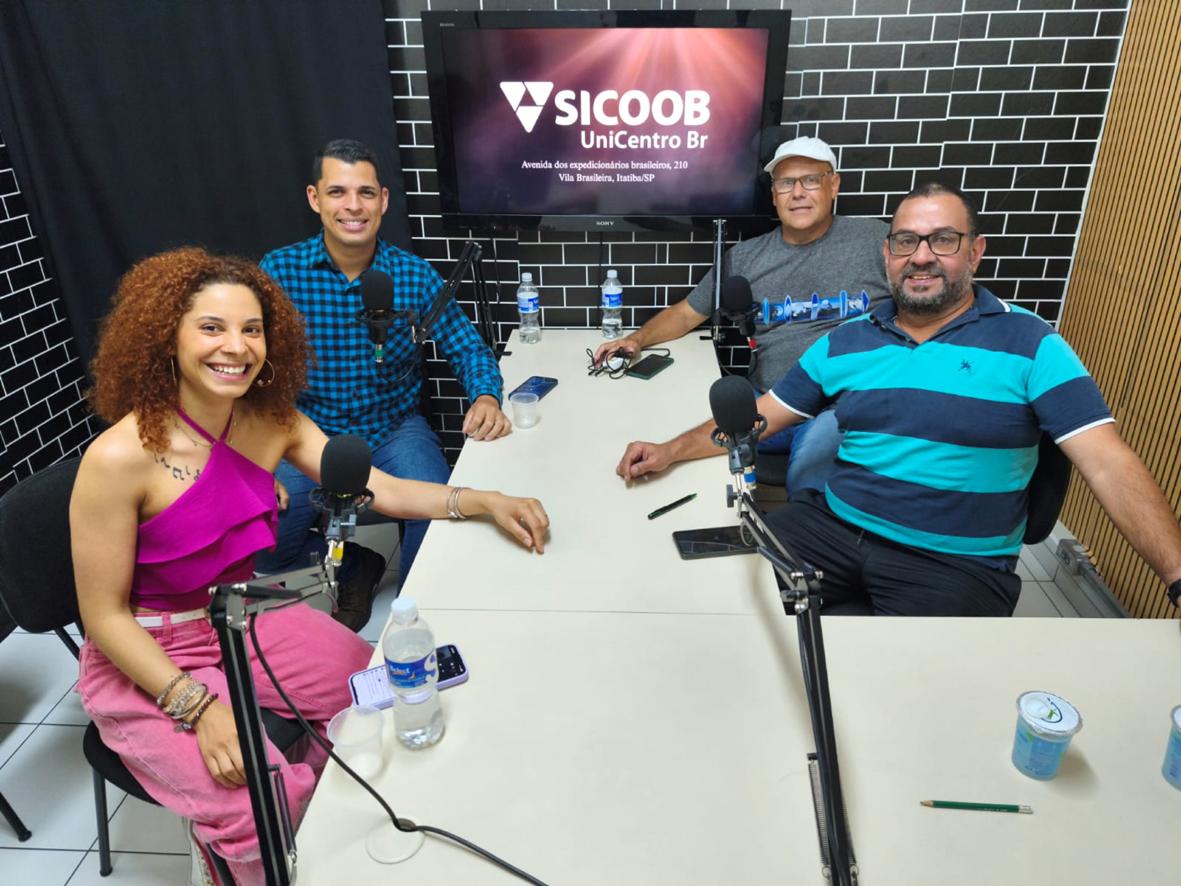 Podcast Dose Dupla recebe Sayô e Laino em edição marcada por música, humor e histórias de vida