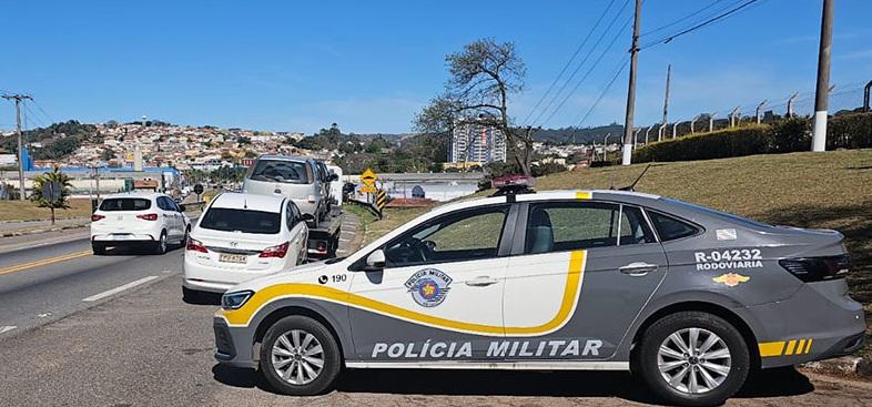 Polícia Rodoviária apreende carro com 224 multas, em Itatiba