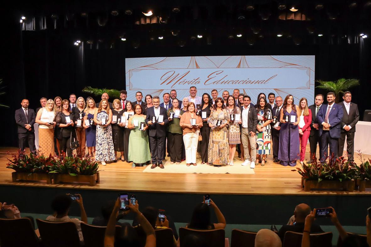 Profissionais da educação recebem homenagem na Câmara Municipal