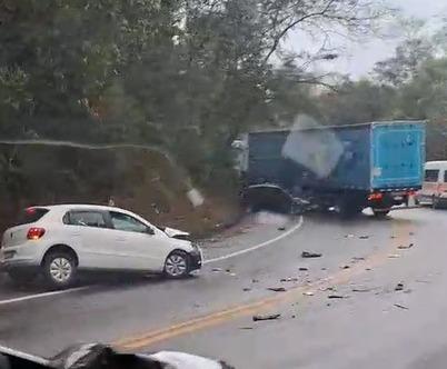 Quatro acidentes são registrados em rodovias da região na manhã desta segunda-feira