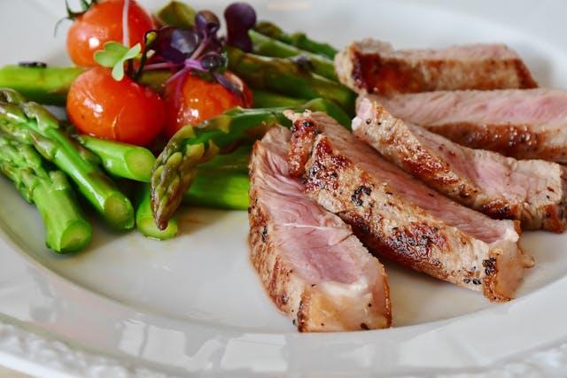 Truques culinários que transformam receitas simples em pratos sofisticados