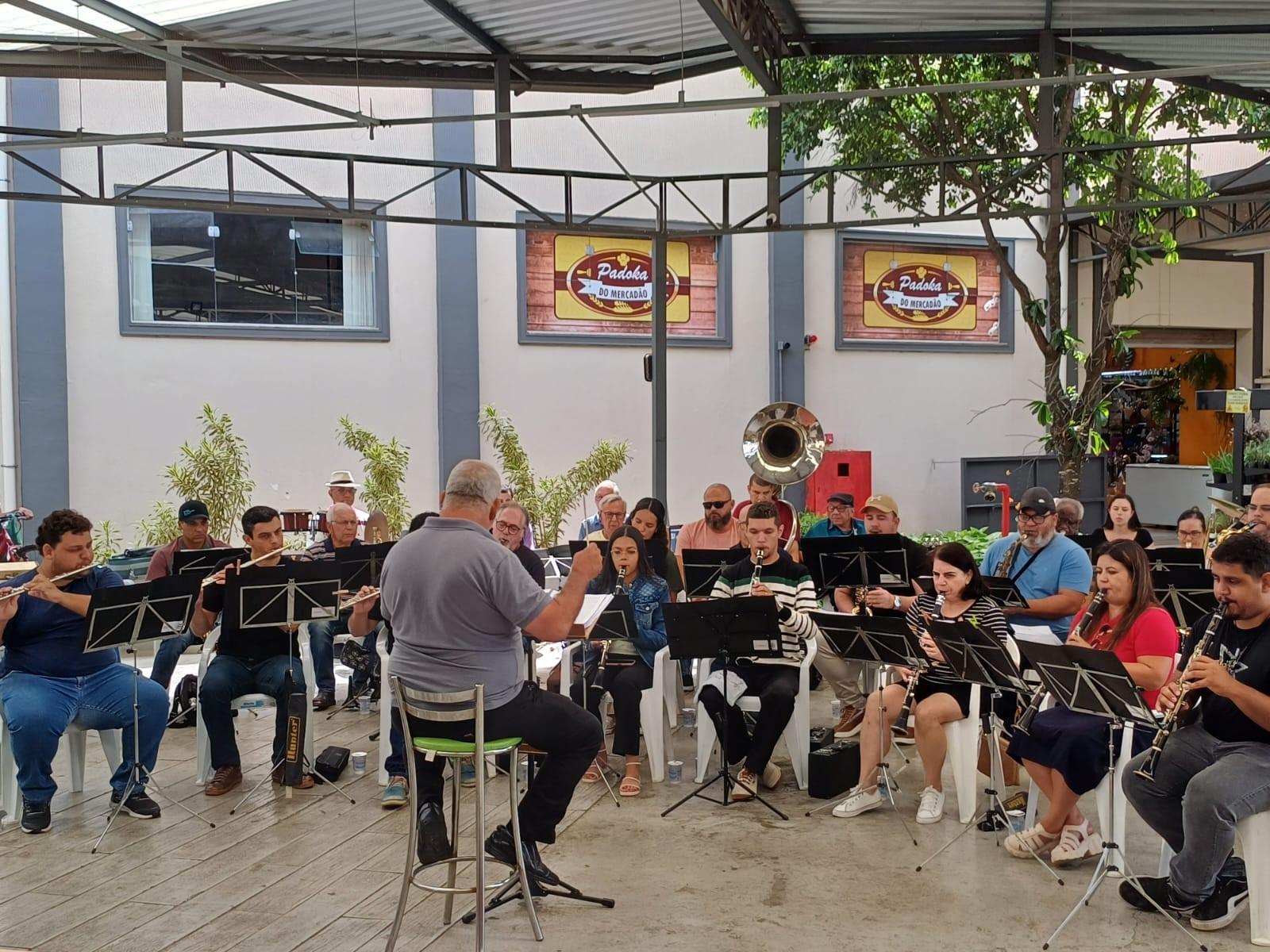 Banda Santa Cecília abre festa dos 41 anos do Mercadão no aniversário de Itatiba