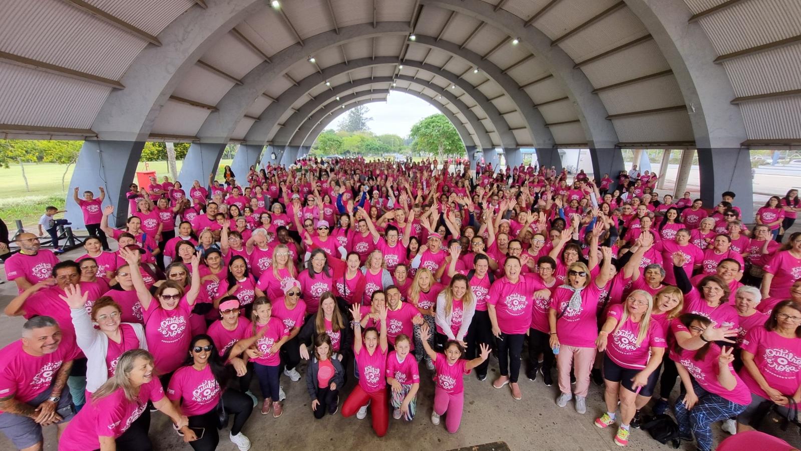 Caminhada do Outubro Rosa reúne mais de mil pessoas no Parque Luís Latorre