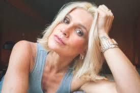 Flávia Alessandra detalha diagnóstico da síndrome de ombro congelado, causada pela menopausa