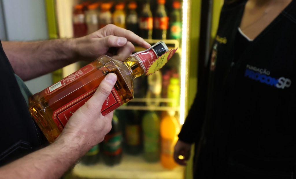 Força-tarefa apreende bebidas vencidas e sem nota fiscal no centro de SP